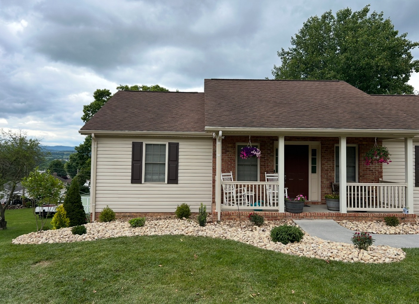 gravel instead of mulch used in a landscape bed